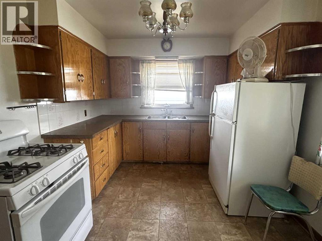 1915 1 Avenue N, Lethbridge, Alberta  T1H 0A7 - Photo 2 - A2340829