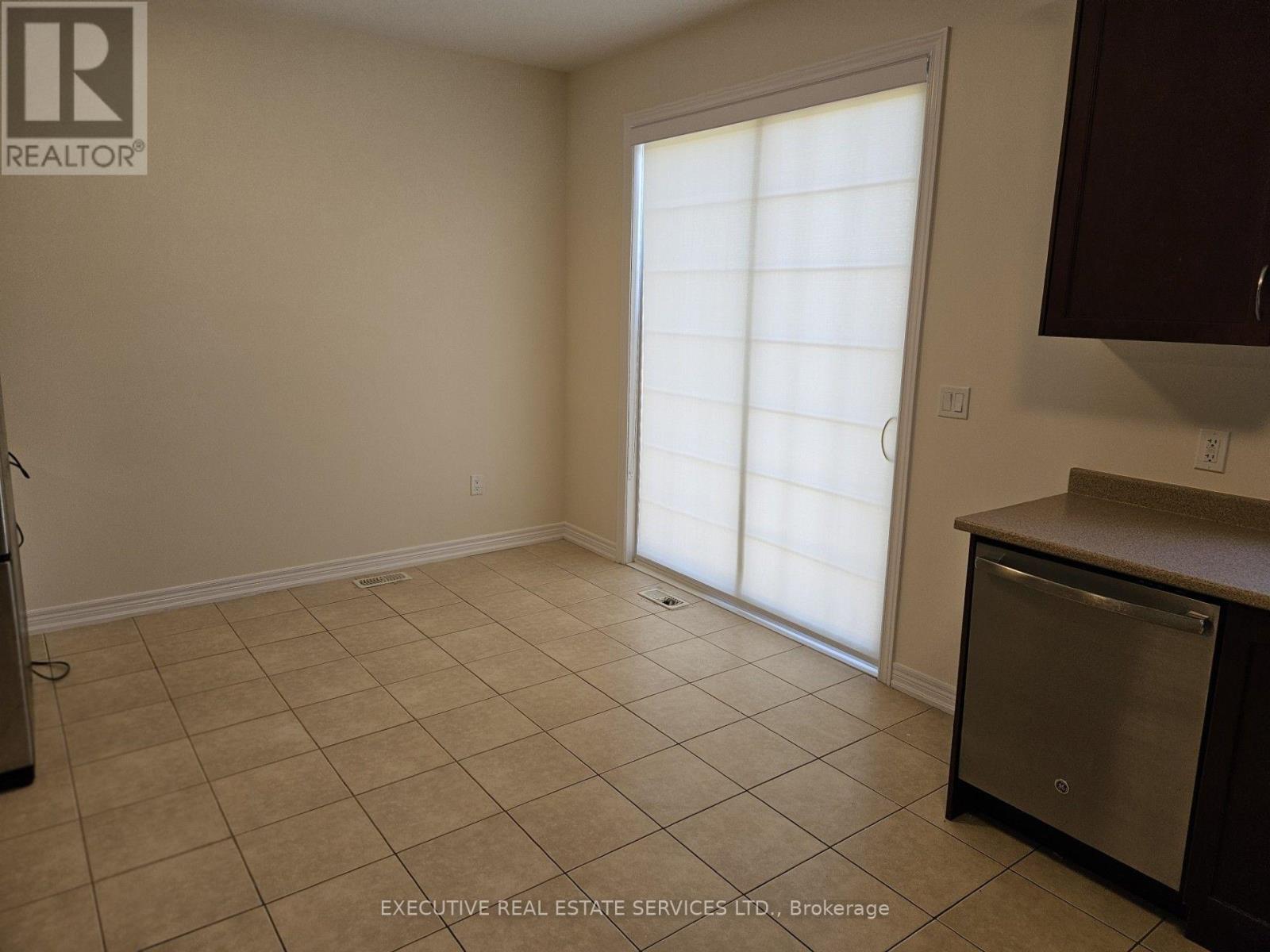 27 Durango Drive W, Brampton, Ontario  L6X 2Z2 - Photo 4 - W13726434