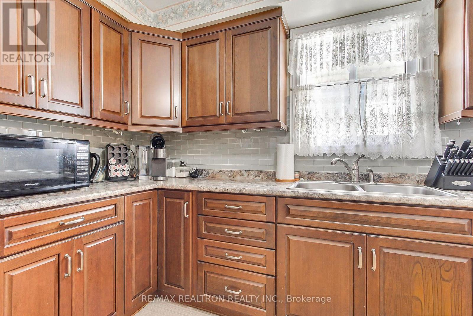 28 Longview Drive, Bradford West Gwillimbury, Ontario  L3Z 2H2 - Photo 8 - N13726506