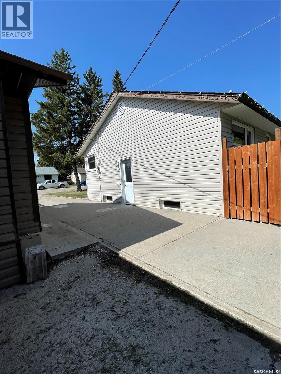 817 Cartier Street, Whitewood, Saskatchewan  S0G 5C0 - Photo 4 - SK047028