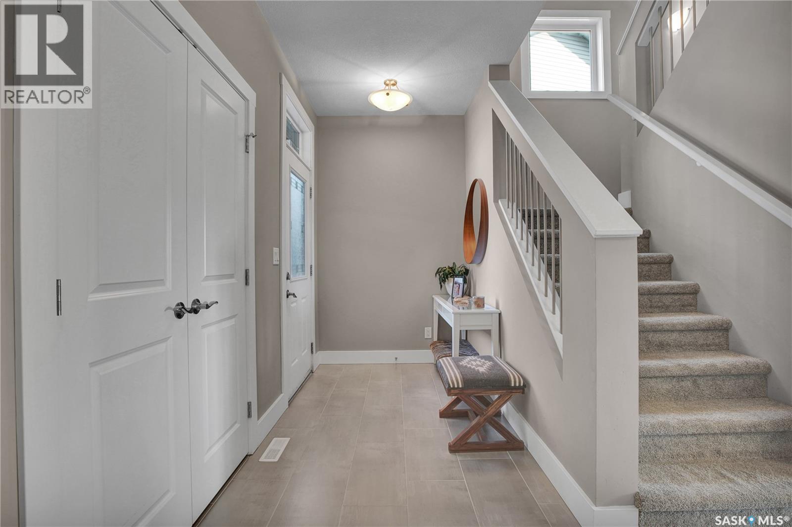 667 Kolynchuk Court, Saskatoon, Saskatchewan  S7T 0W2 - Photo 2 - SK047042