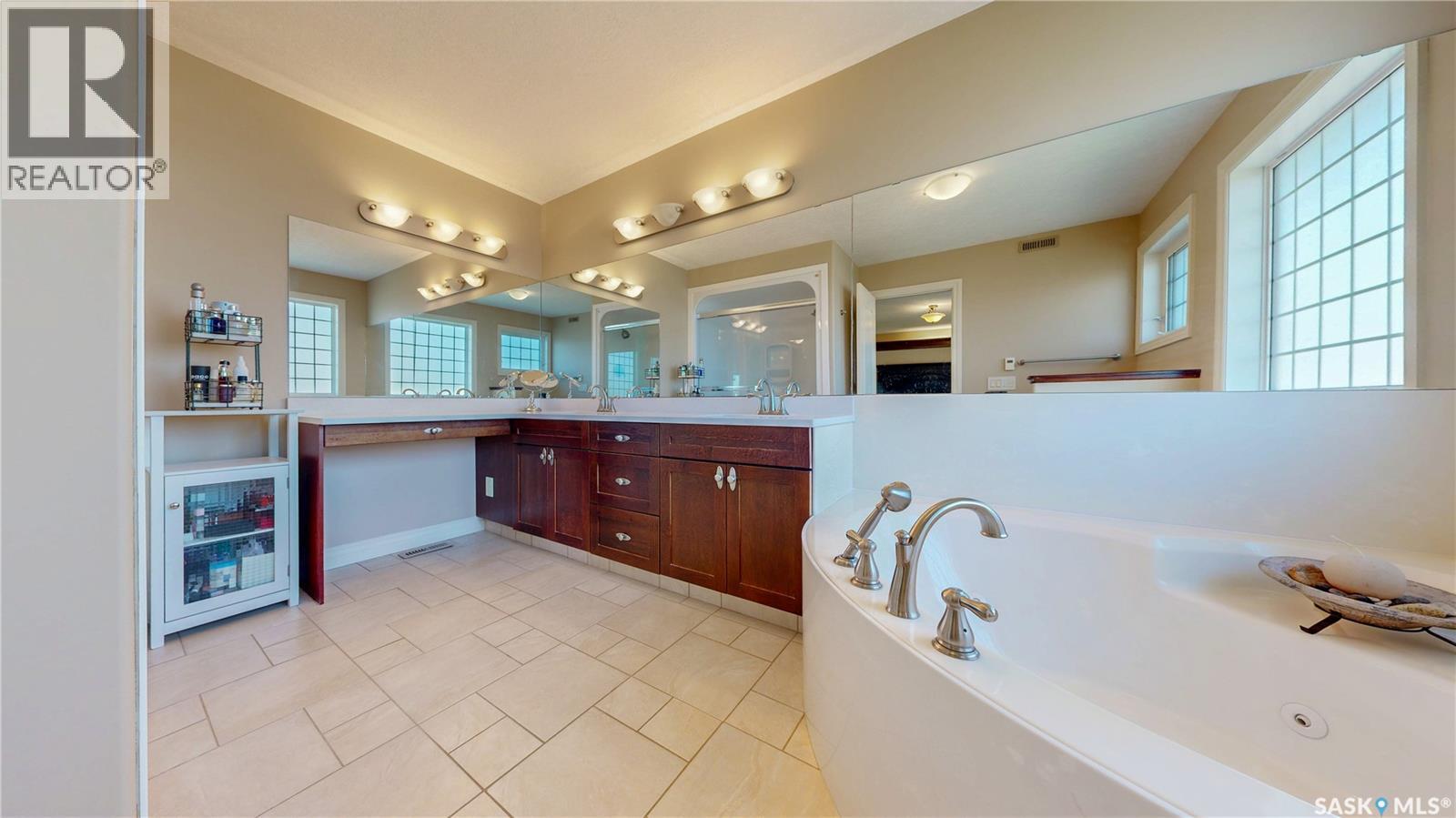8259 Wascana Gardens Point, Regina, Saskatchewan  S4V 1G8 - Photo 34 - SK047026