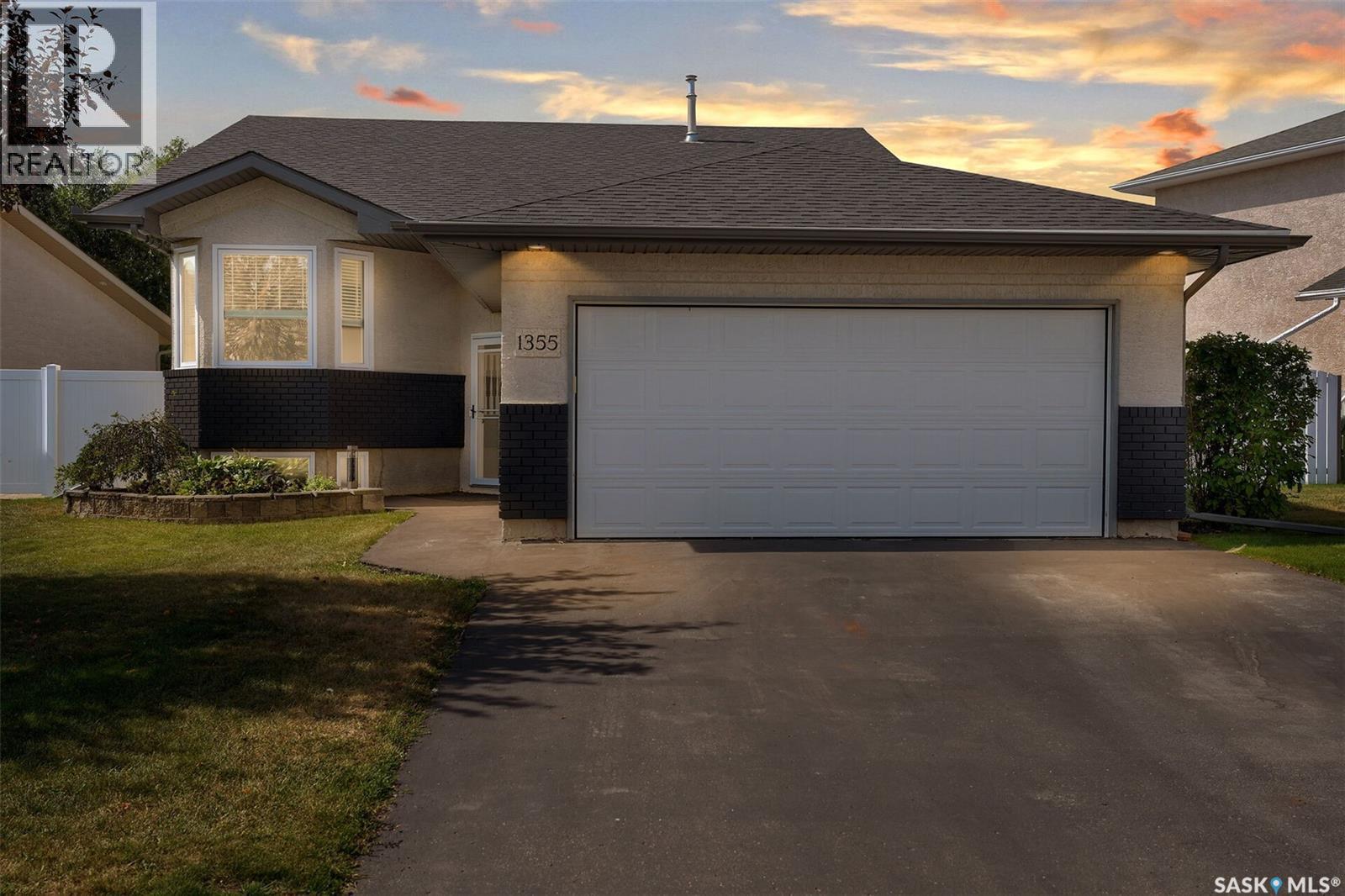1355 Maple Leaf CRESCENT N, Regina, Saskatchewan