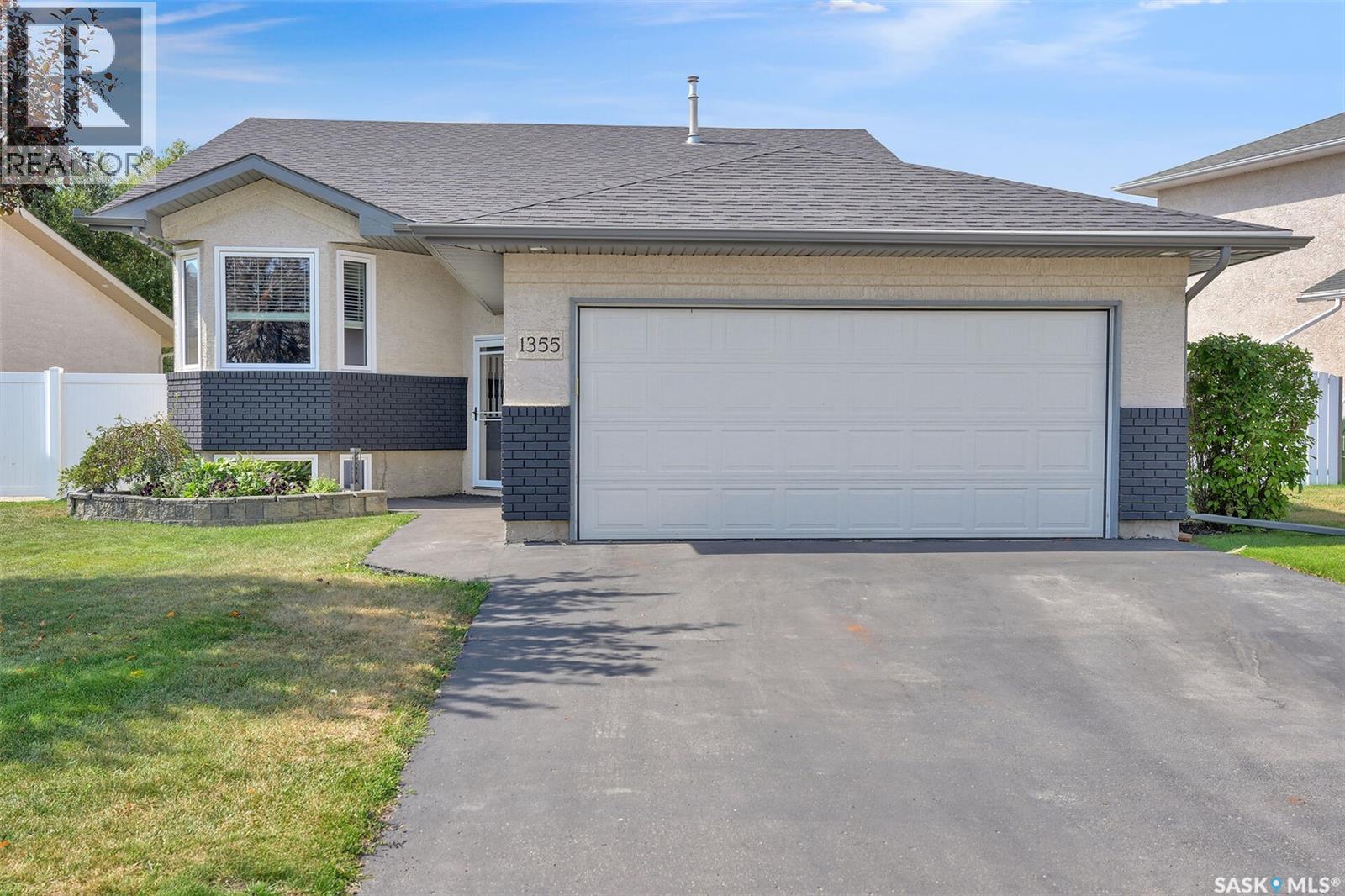 1355 Maple Leaf Crescent N, Regina, Saskatchewan  S4X 4J4 - Photo 2 - SK047024