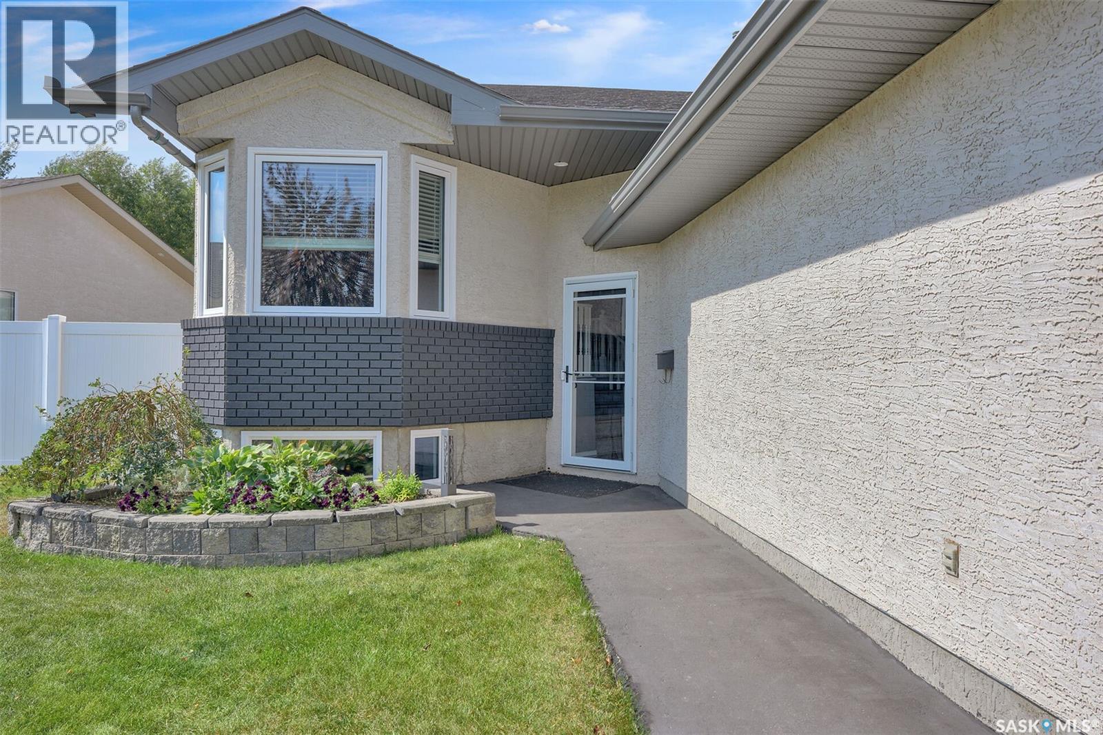 1355 Maple Leaf Crescent N, Regina, Saskatchewan  S4X 4J4 - Photo 3 - SK047024