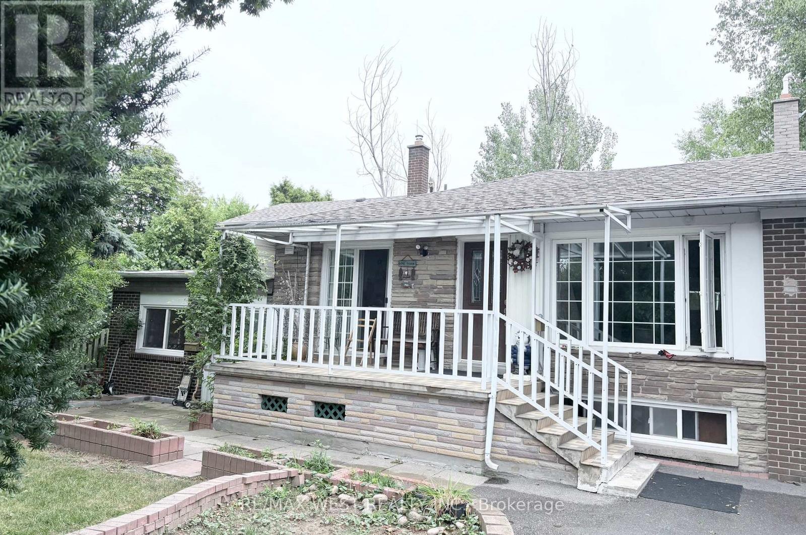 63 SUMMERSIDE CRESCENT, Toronto, Ontario