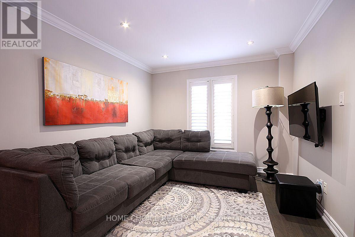 155 Hollandview Trail, Aurora, Ontario  L4G 7J2 - Photo 4 - N13726814