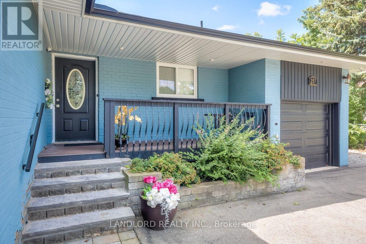 Main - 257 Wales Crescent, Oakville, Ontario  L6L 3X8 - Photo 4 - W13726870