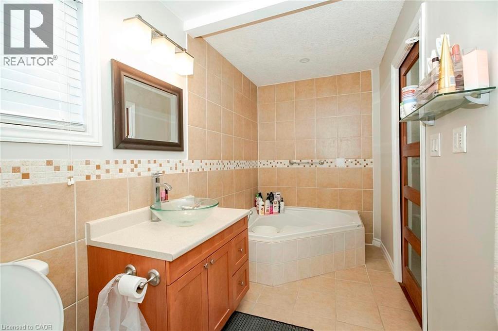 107 Glencliffe Court, Kitchener, Ontario  N2B 3X1 - Photo 24 - 40859398