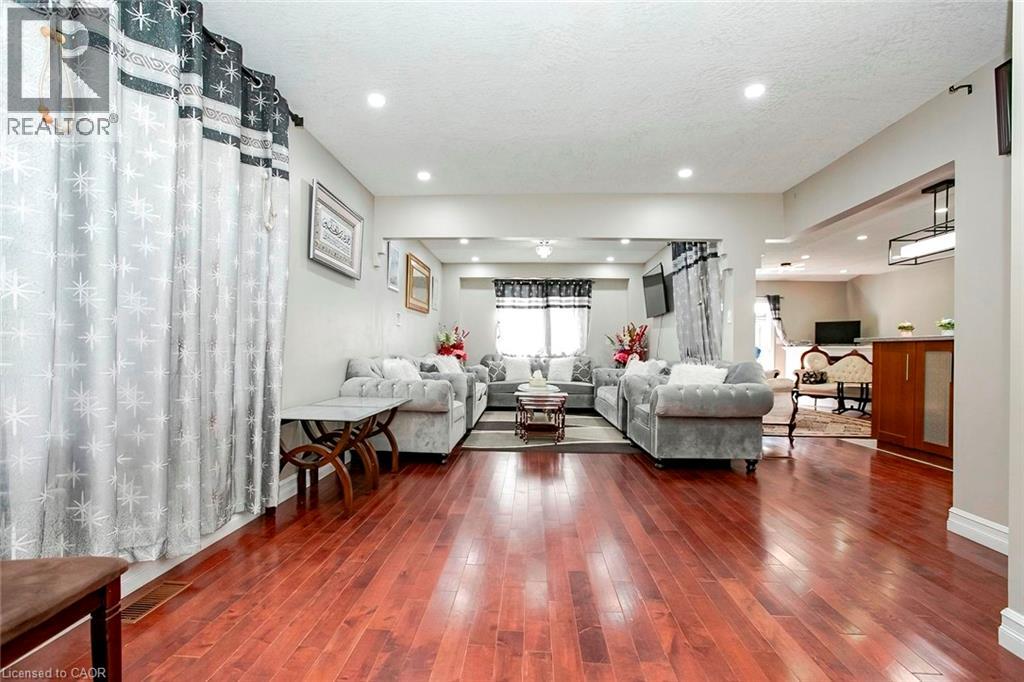 107 Glencliffe Court, Kitchener, Ontario  N2B 3X1 - Photo 3 - 40859398