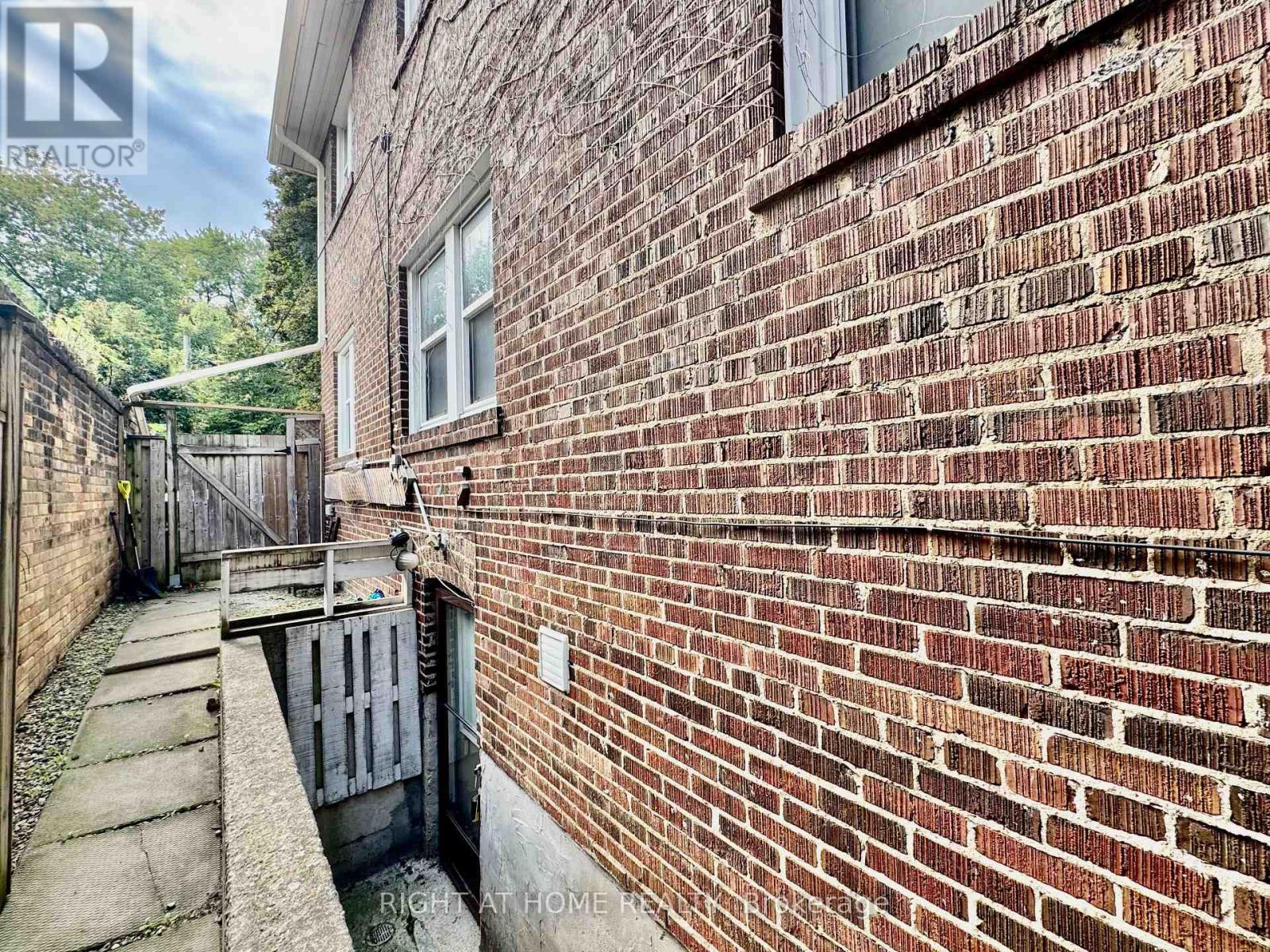 Lower Apartment - 1196 Avenue Road, Toronto, Ontario  M5N 2G1 - Photo 24 - C13727018