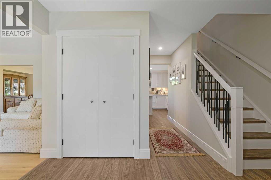 315 Woodpark Place SW, Calgary, Alberta  T2W 2X9 - Photo 4 - A2338172