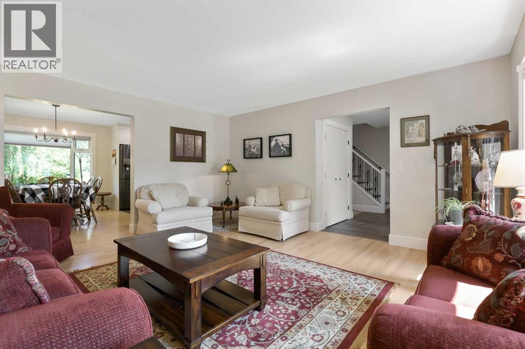 315 Woodpark Place SW, Calgary, Alberta  T2W 2X9 - Photo 7 - A2338172