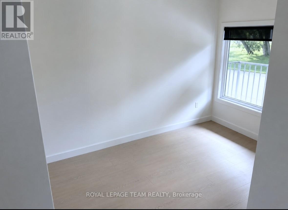 247b Bradford Street, Ottawa, Ontario K2B 5Z5 - Photo 4 - X13548068