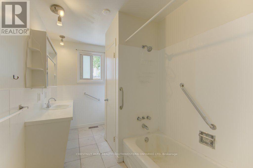 8 Marshall Street, Waterloo, Ontario  N2J 2T2 - Photo 13 - X13162092