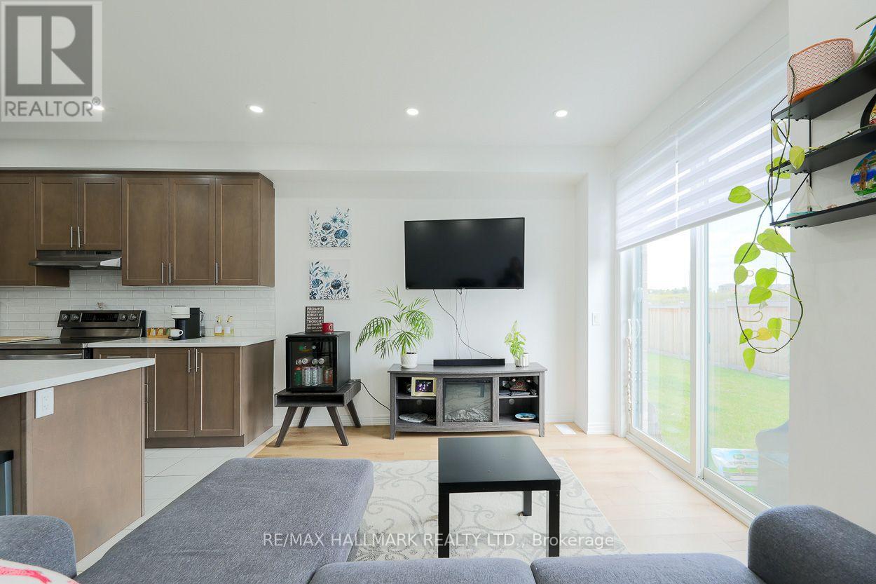 1090 Lockie Drive, Oshawa, Ontario  L1L 0R9 - Photo 9 - E13727224