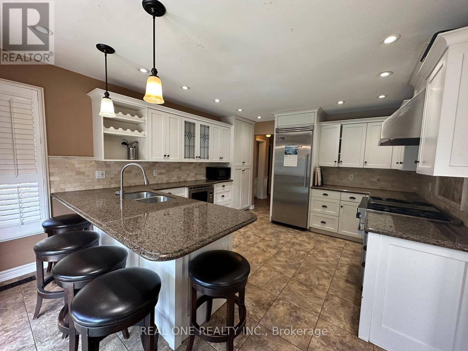 3944 Glamis Court, Mississauga, Ontario  L5L 3N5 - Photo 4 - W13727128