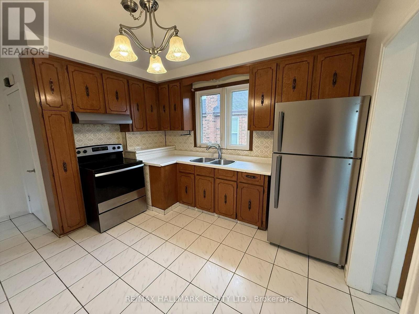 Main - 9 Macleod Street, Toronto, Ontario  M6L 2M7 - Photo 4 - W13727202