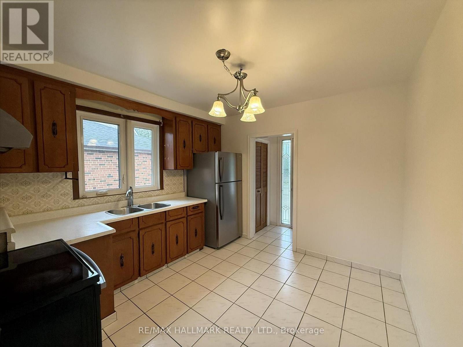 Main - 9 Macleod Street, Toronto, Ontario  M6L 2M7 - Photo 5 - W13727202
