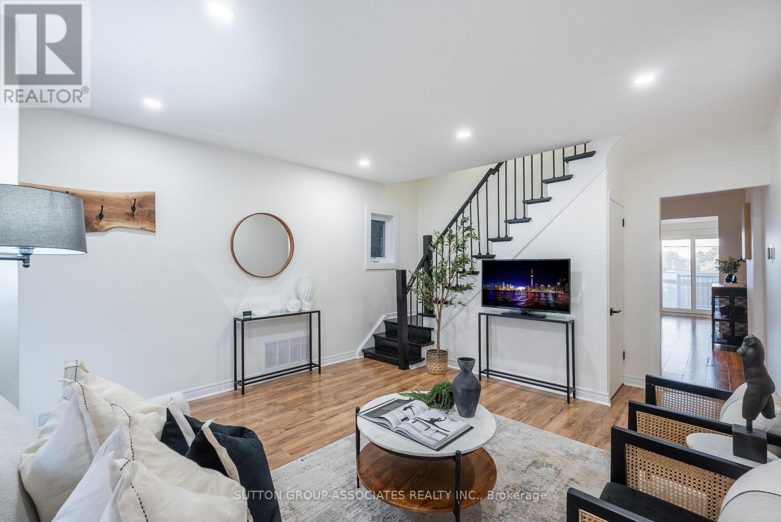 10 Innes Avenue, Toronto, Ontario  M6E 1M8 - Photo 4 - W13727304