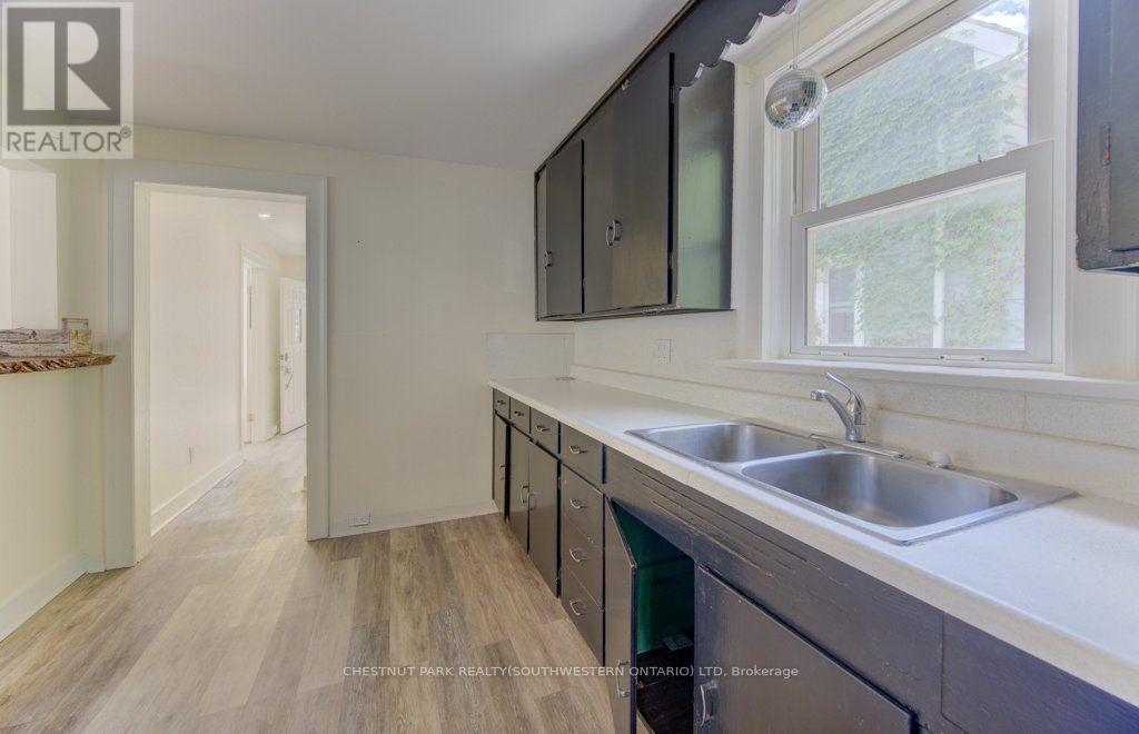 10 Marshall Street, Waterloo, Ontario  N2J 2T2 - Photo 8 - X13142376