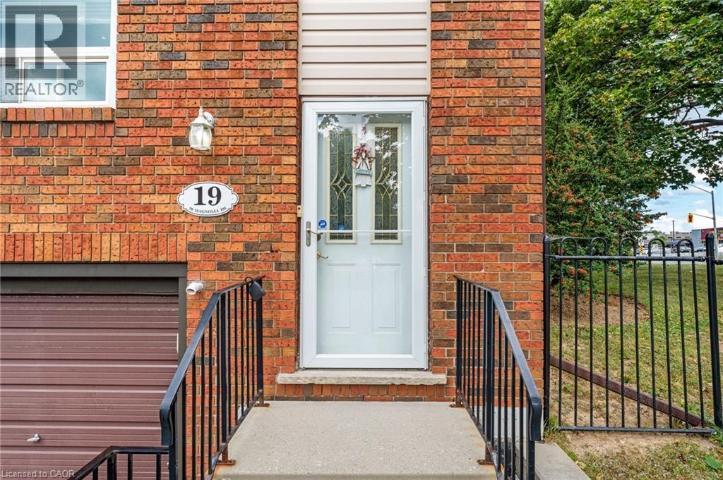 90 Magnolia Drive Unit# 19, Hamilton, Ontario  L9C 6R9 - Photo 2 - 40858056