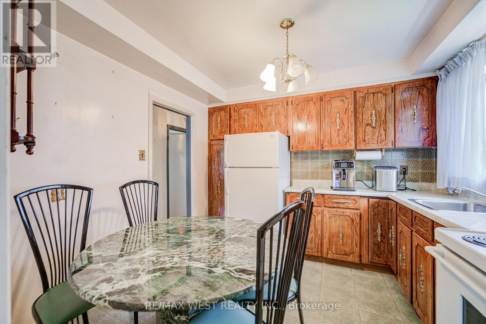 65 Ridge Point Crescent, Toronto, Ontario  M6M 2Z7 - Photo 17 - W13671986