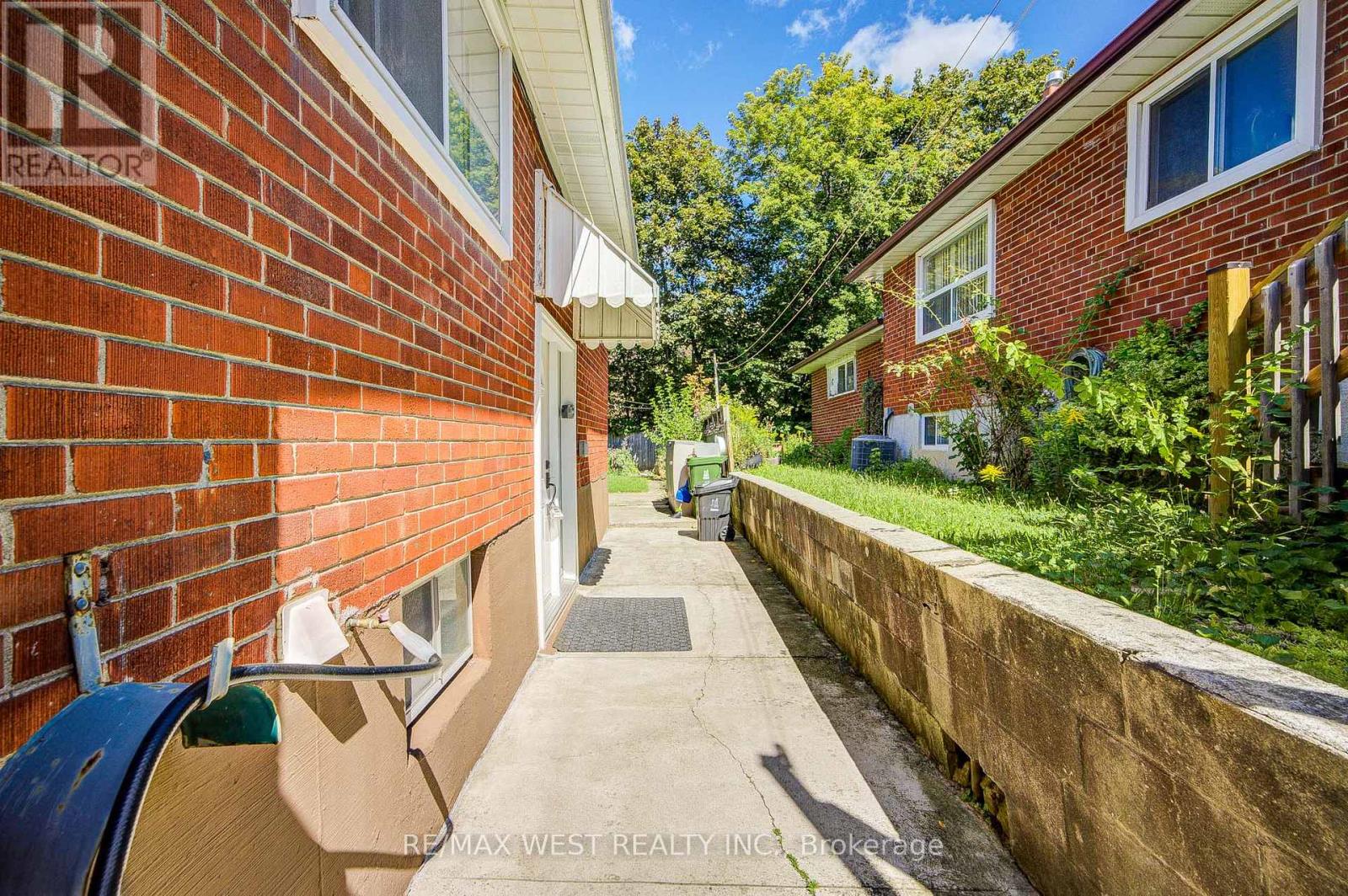 65 Ridge Point Crescent, Toronto, Ontario  M6M 2Z7 - Photo 50 - W13671986