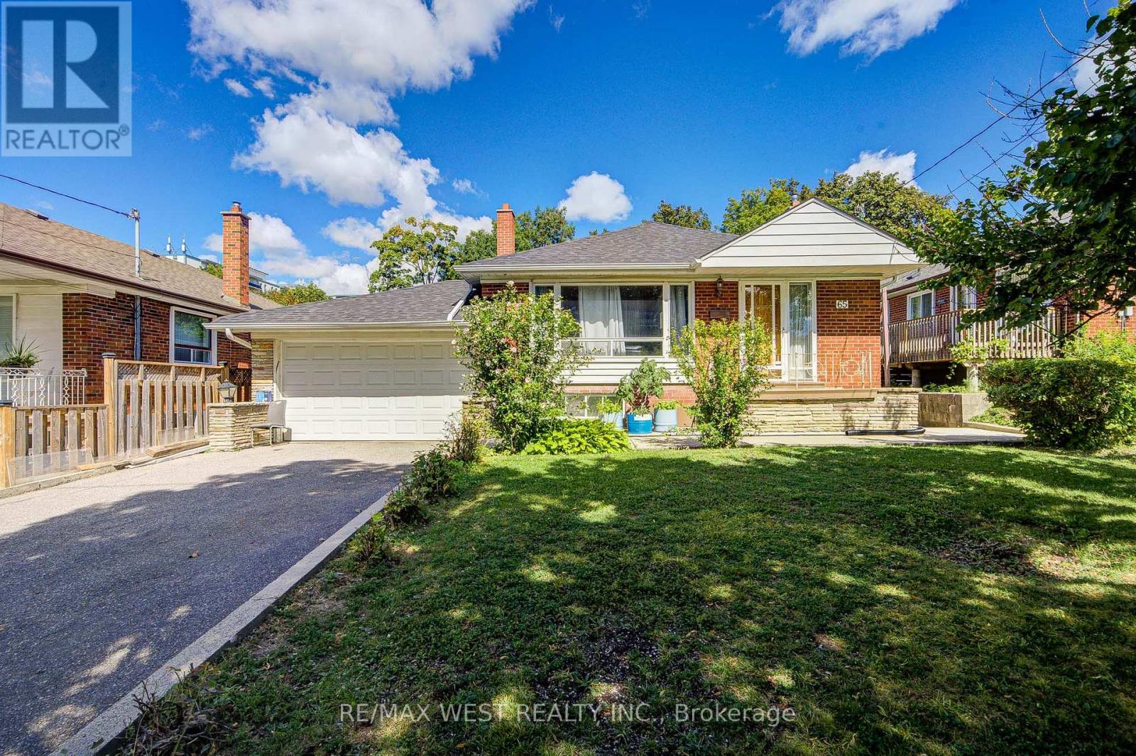 65 Ridge Point Crescent, Toronto, Ontario  M6M 2Z7 - Photo 2 - W13671986