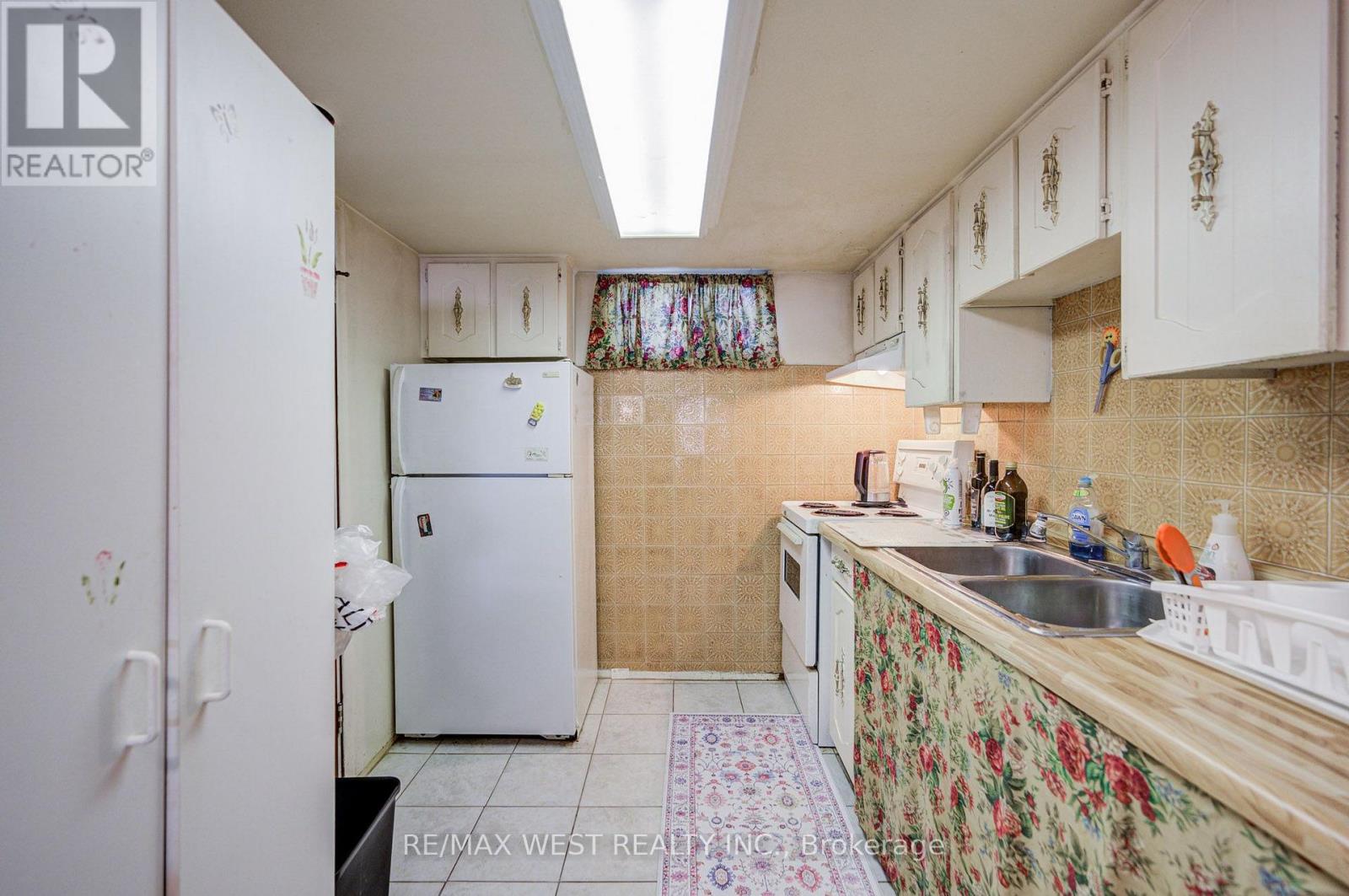 65 Ridge Point Crescent, Toronto, Ontario  M6M 2Z7 - Photo 36 - W13671986