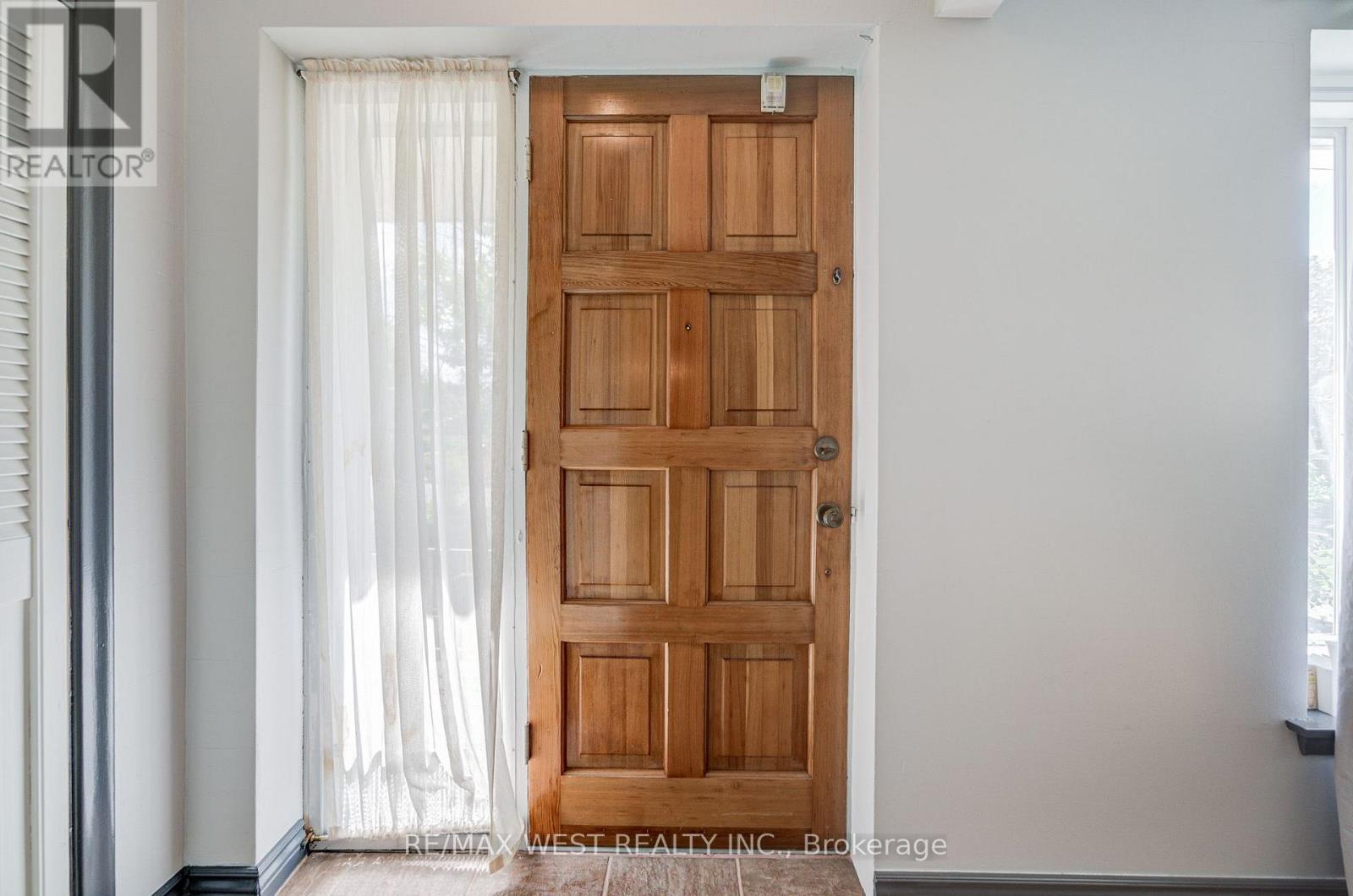 65 Ridge Point Crescent, Toronto, Ontario  M6M 2Z7 - Photo 6 - W13671986