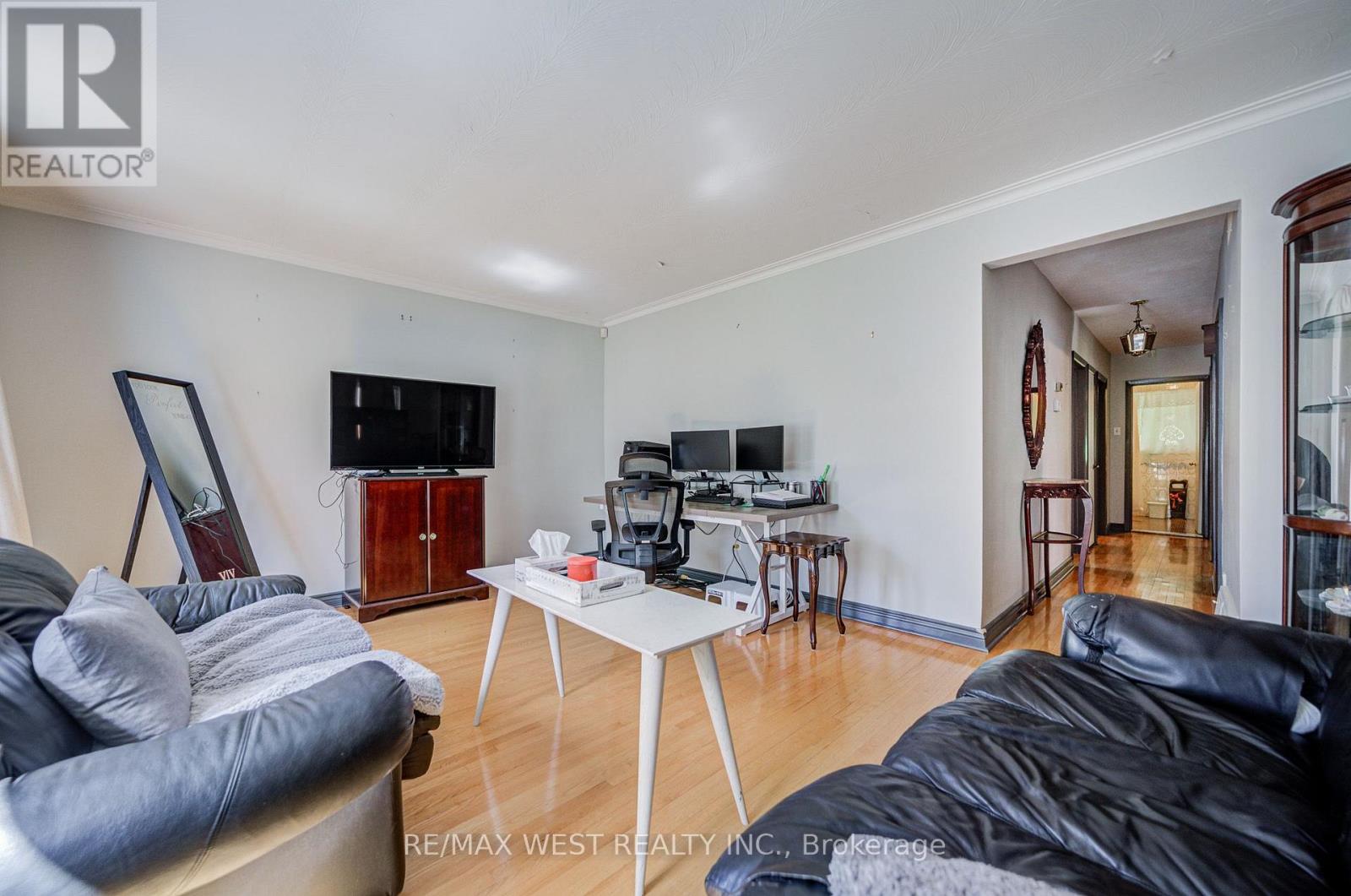 65 Ridge Point Crescent, Toronto, Ontario  M6M 2Z7 - Photo 9 - W13671986