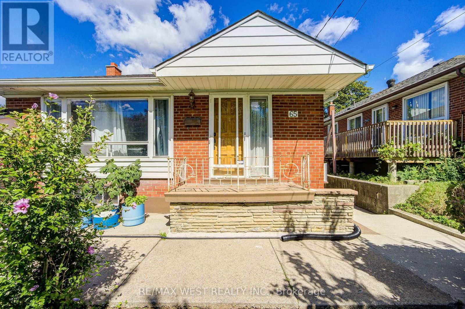 65 Ridge Point Crescent, Toronto, Ontario  M6M 2Z7 - Photo 3 - W13671986