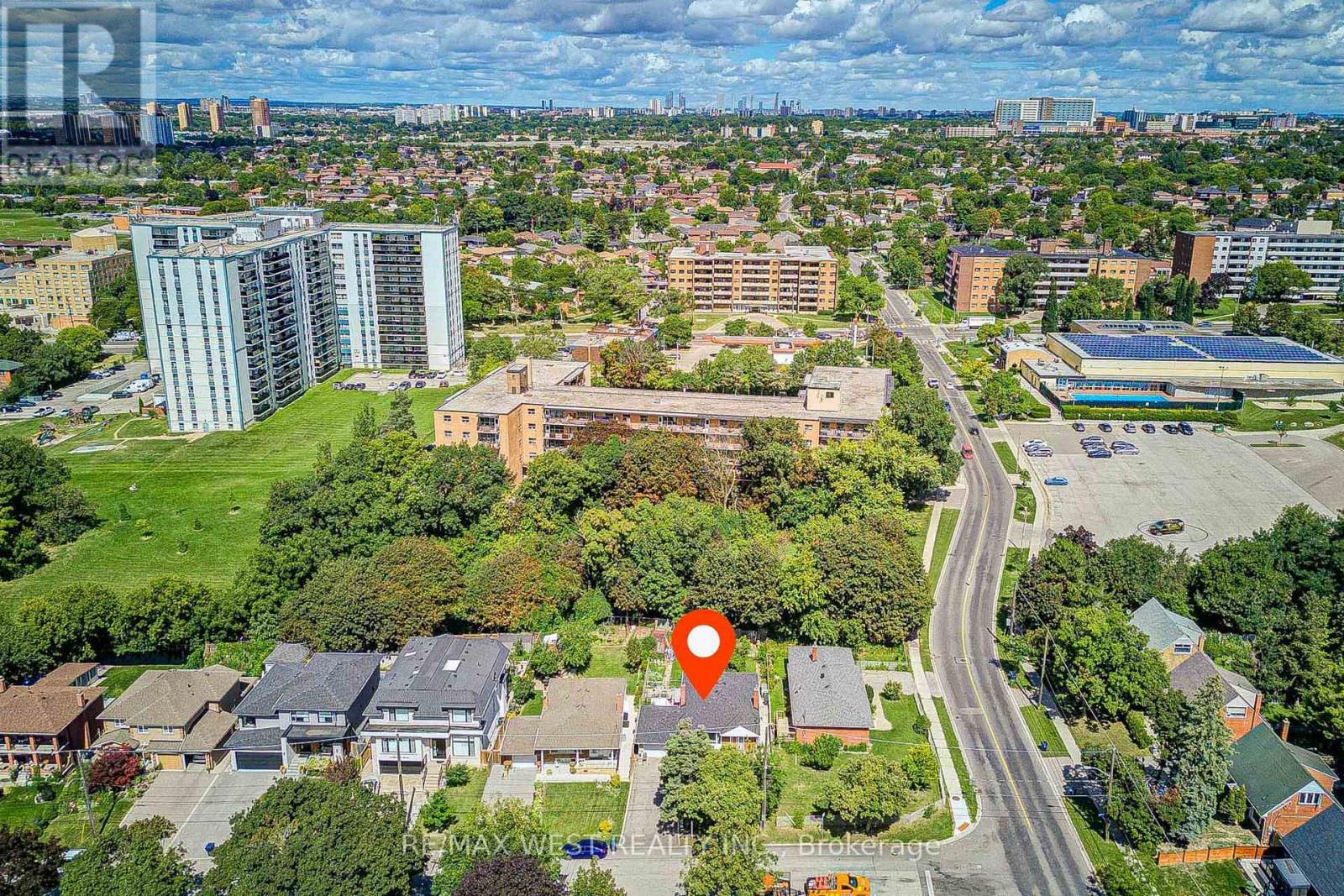 65 Ridge Point Crescent, Toronto, Ontario  M6M 2Z7 - Photo 4 - W13671986