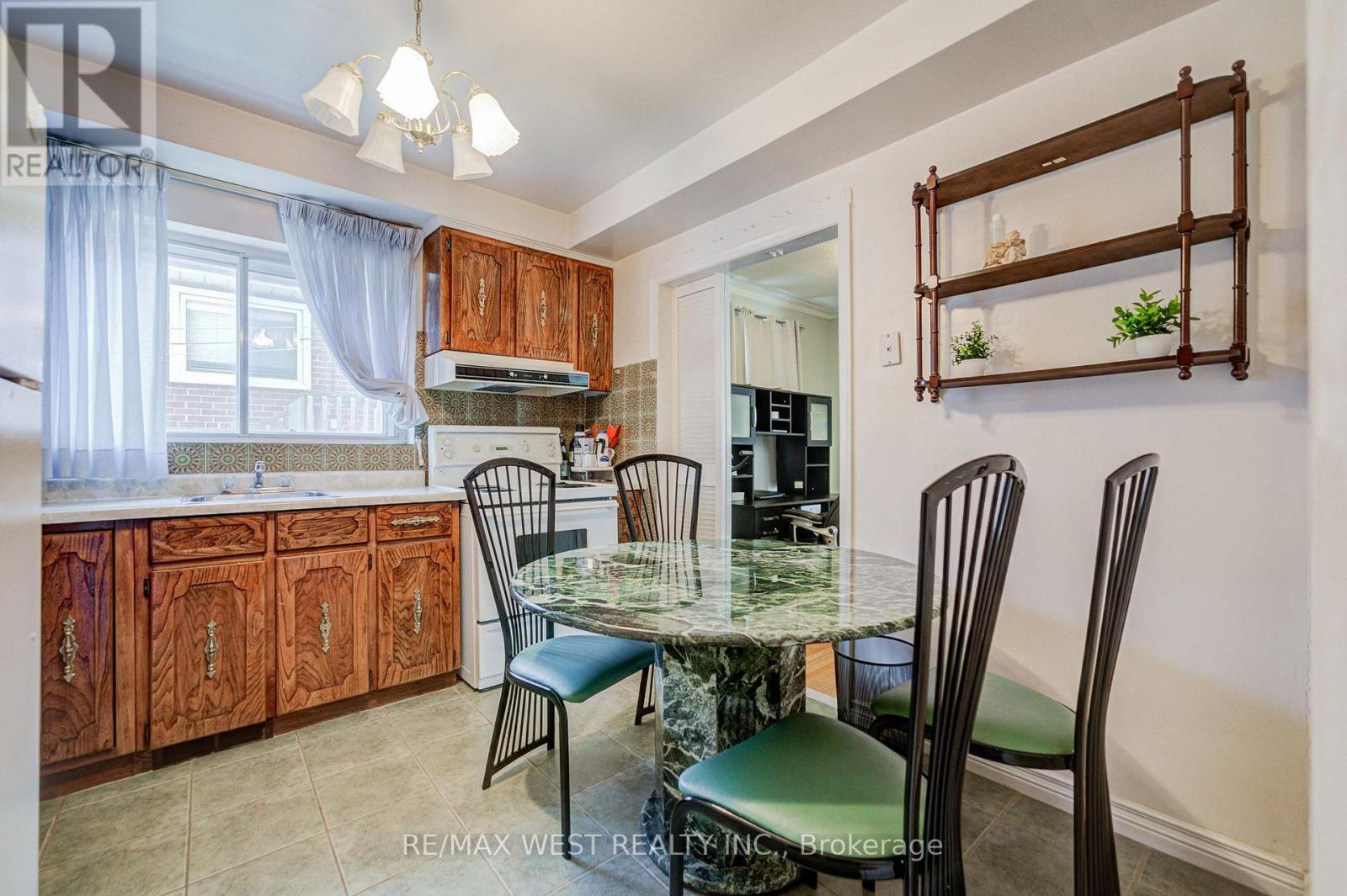 65 Ridge Point Crescent, Toronto, Ontario  M6M 2Z7 - Photo 14 - W13671986