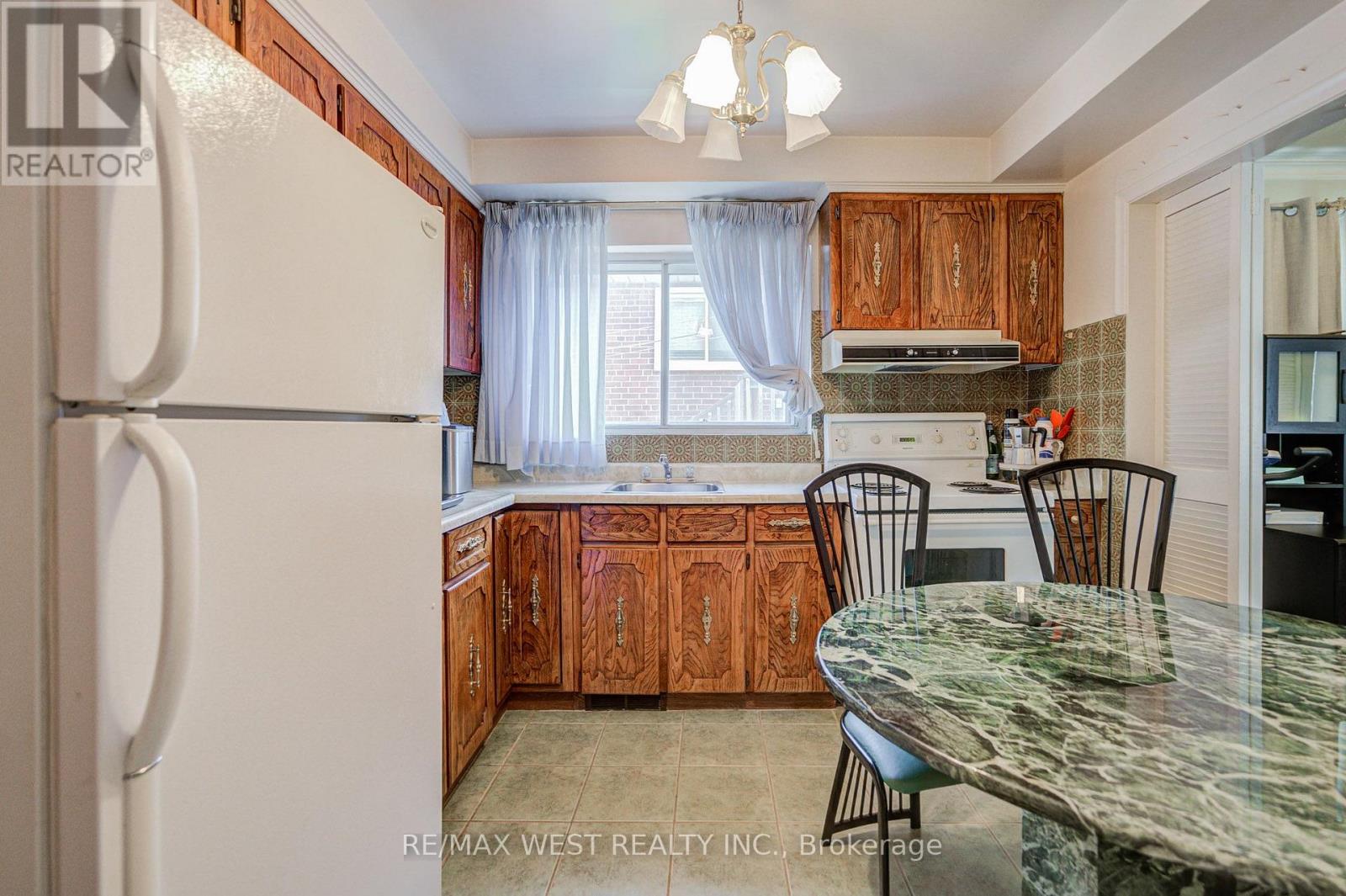 65 Ridge Point Crescent, Toronto, Ontario  M6M 2Z7 - Photo 15 - W13671986