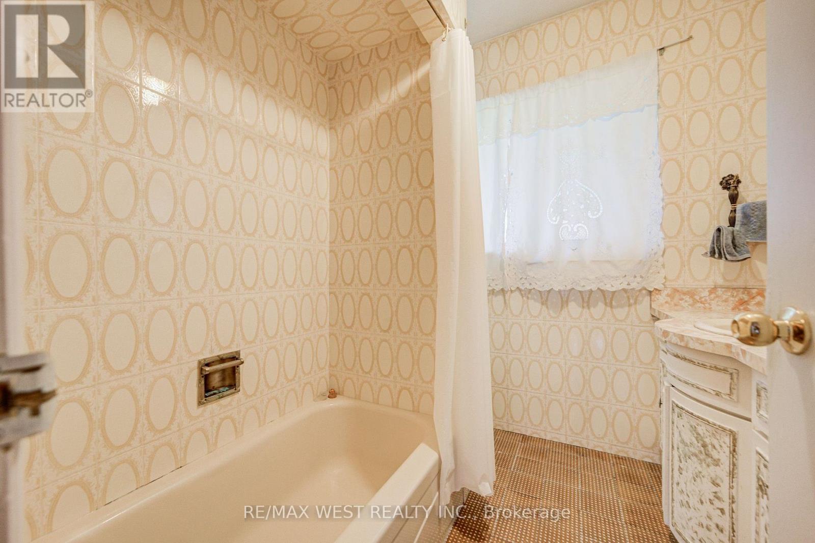 65 Ridge Point Crescent, Toronto, Ontario  M6M 2Z7 - Photo 24 - W13671986