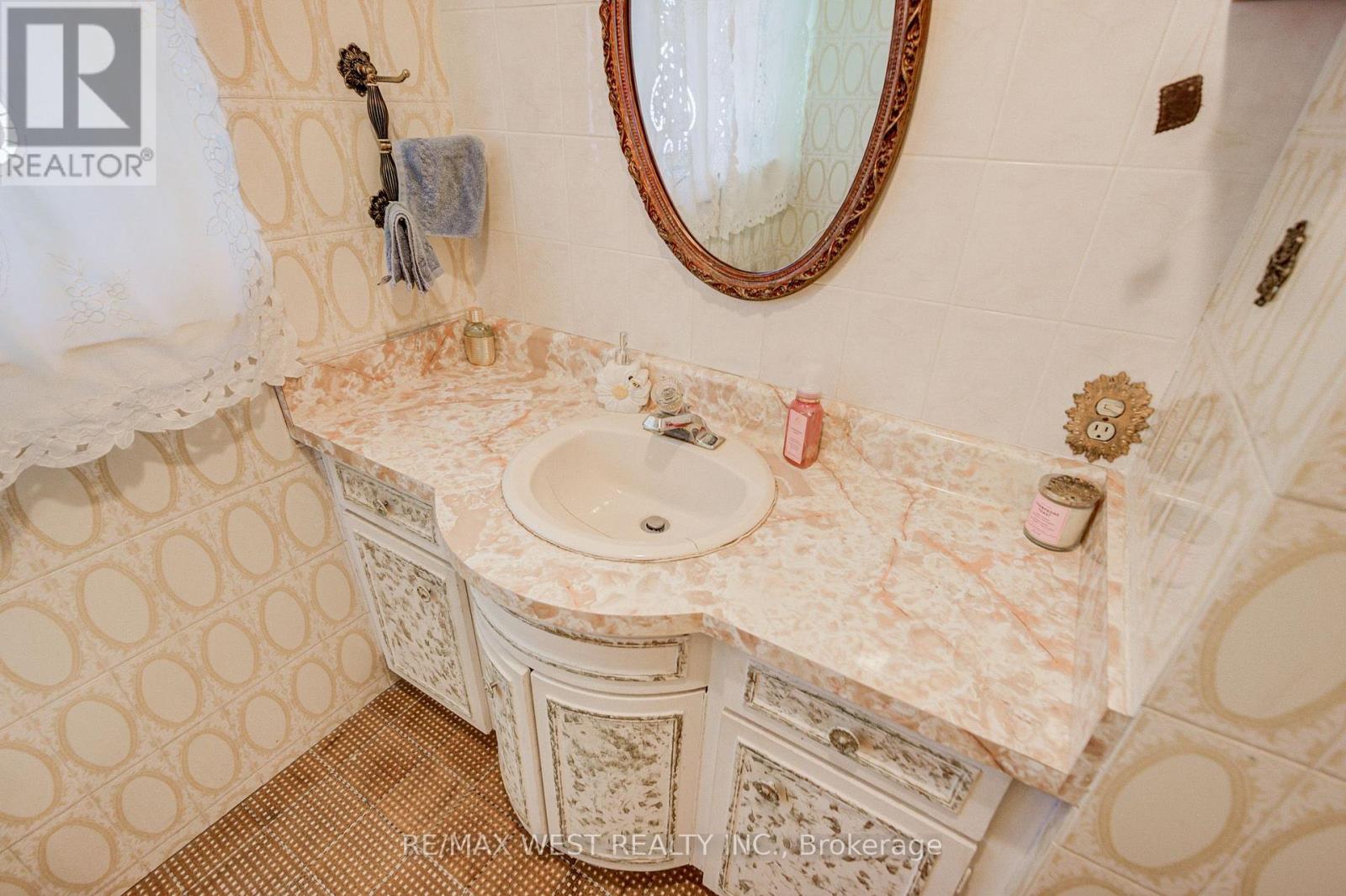 65 Ridge Point Crescent, Toronto, Ontario  M6M 2Z7 - Photo 25 - W13671986