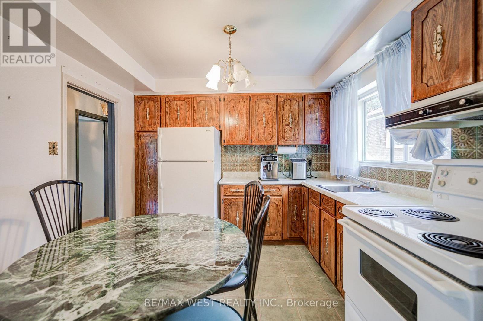 65 Ridge Point Crescent, Toronto, Ontario  M6M 2Z7 - Photo 16 - W13671986