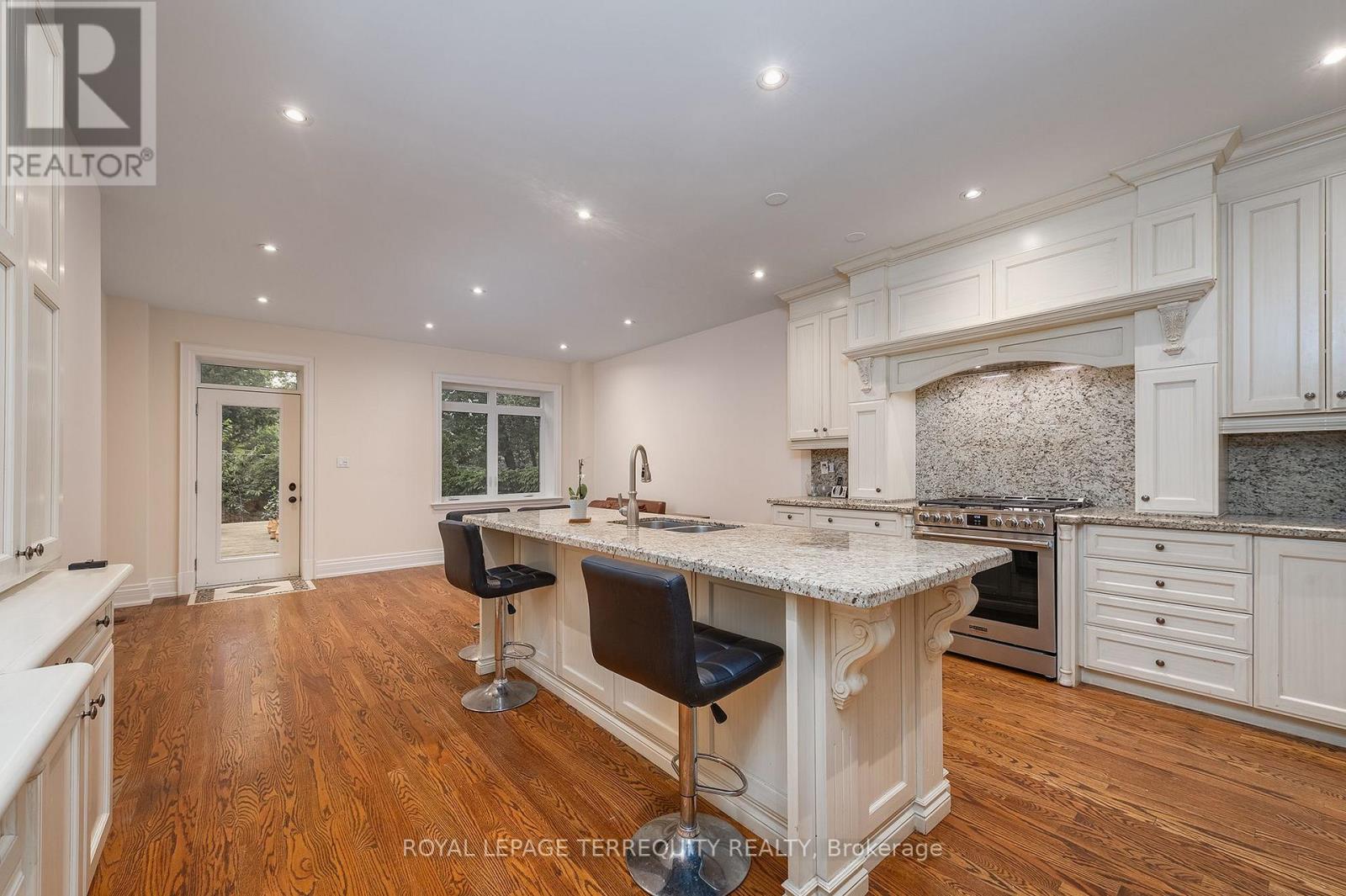 329 Walmer Road, Toronto, Ontario  M5R 2Y3 - Photo 9 - C13727666