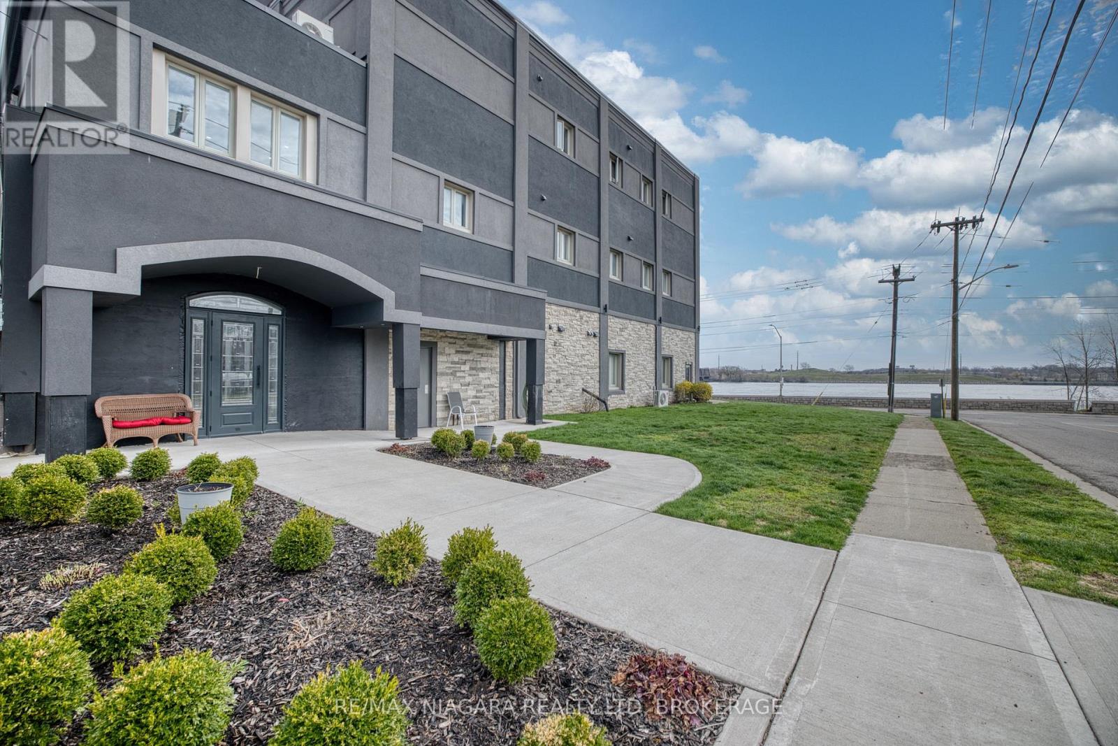 Unit #12 - 2 Lewis Street, Fort Erie, Ontario  L2A 2P7 - Photo 3 - X13727660