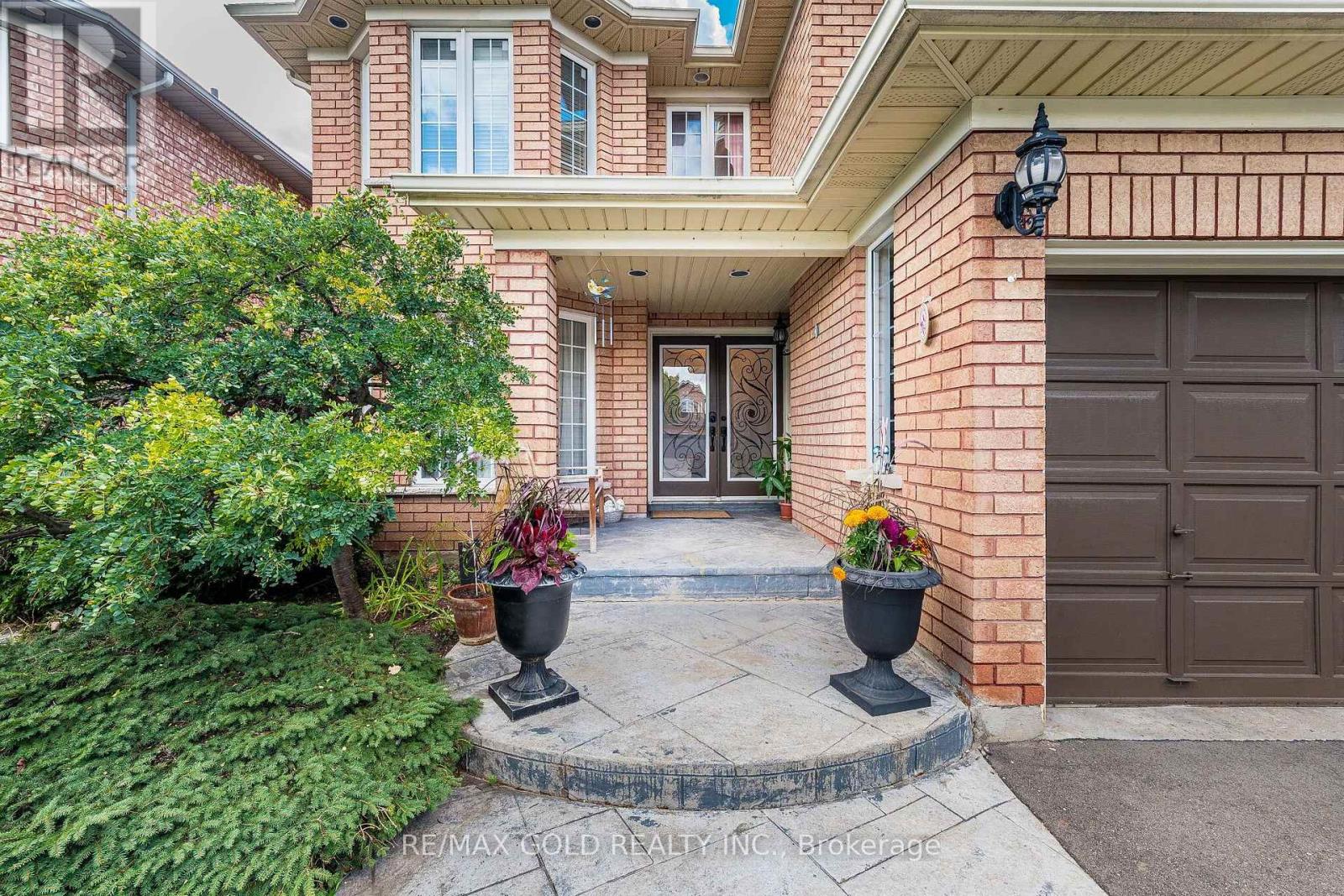 58 Springtown Trail, Brampton, Ontario  L6R 2C9 - Photo 3 - W13727518