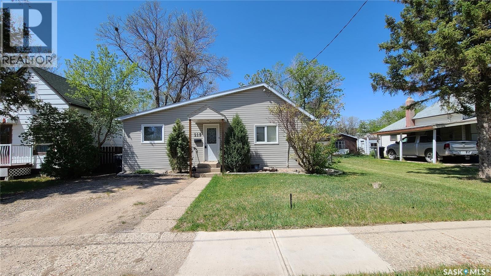 215 Mergens Street, Weyburn, Saskatchewan  S4H 1R4 - Photo 2 - SK033330