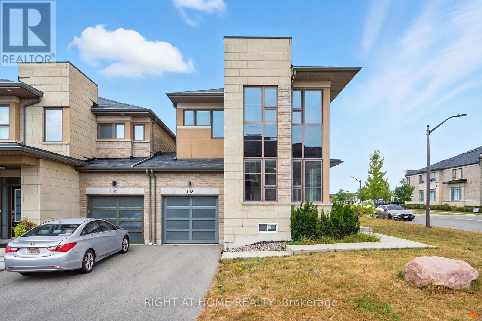 108 Vanier Street, Whitby, Ontario  L1R 0N3 - Photo 2 - E13727726