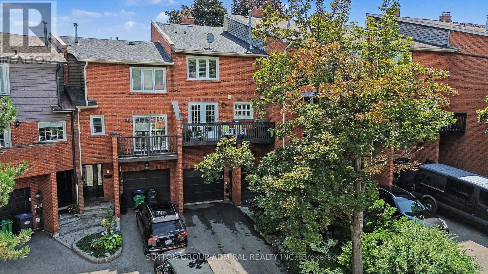 1230 Cornerbrook Place, Mississauga, Ontario  L5C 3J4 - Photo 1 - W13727844