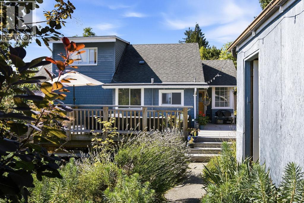 633 BEACH AVENUE, gibsons, British Columbia