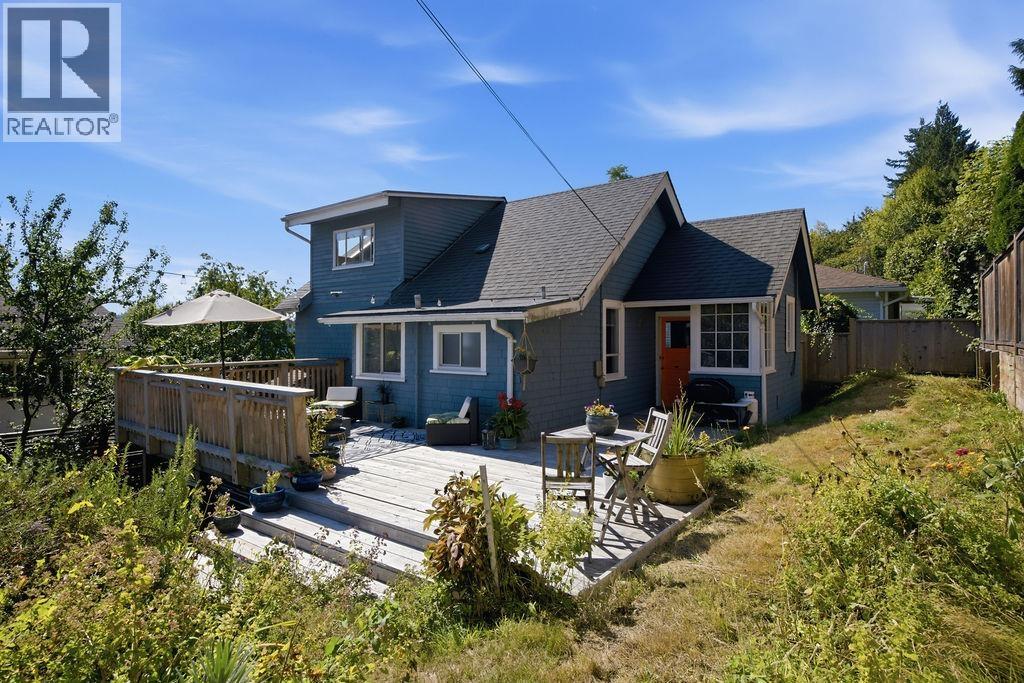 633 Beach Avenue, Gibsons, British Columbia  V0N 1V9 - Photo 2 - R3159936