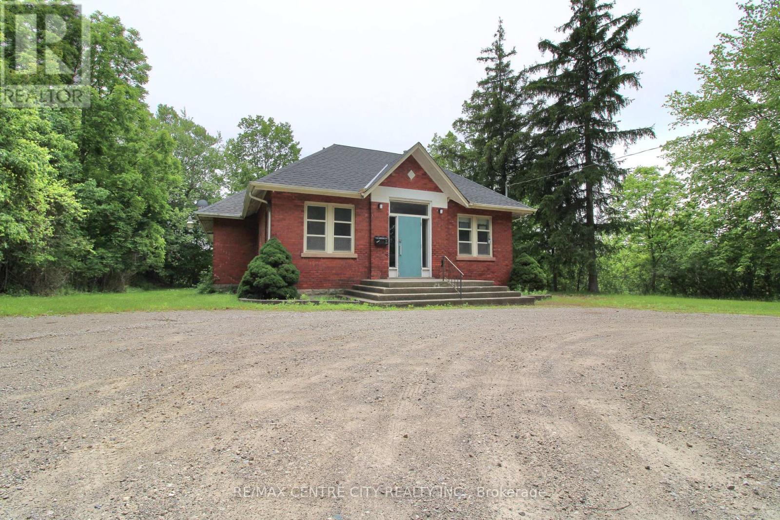 12 Chester Street, St. Thomas, Ontario  N5R 1T8 - Photo 3 - X13240064