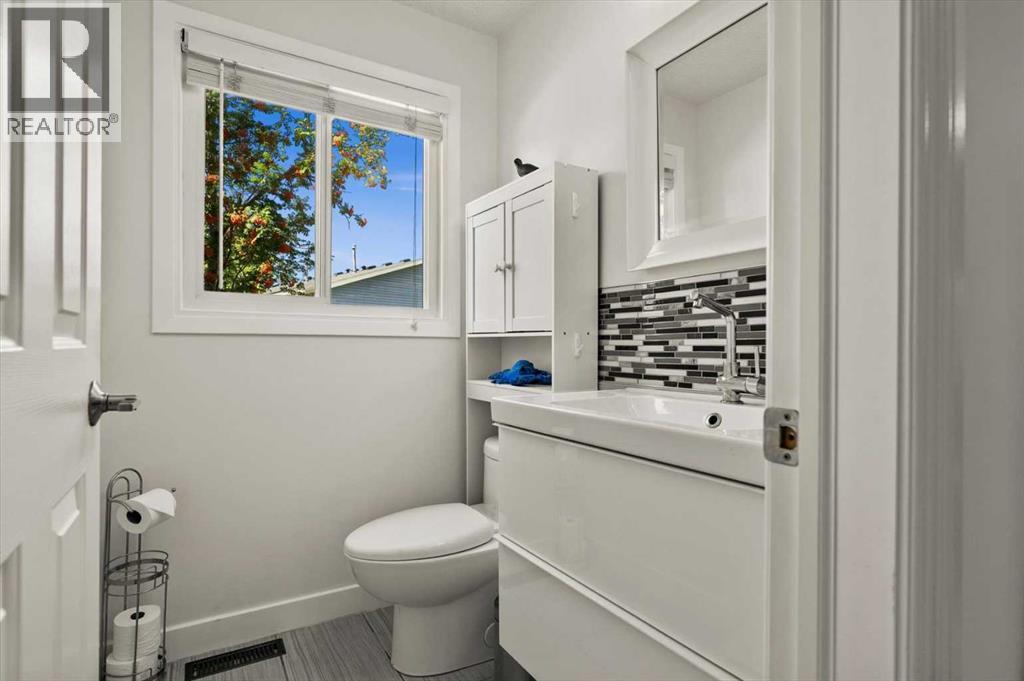 208 Queenston Heights Se, Calgary, Alberta  T3Z 0E6 - Photo 15 - A2340581