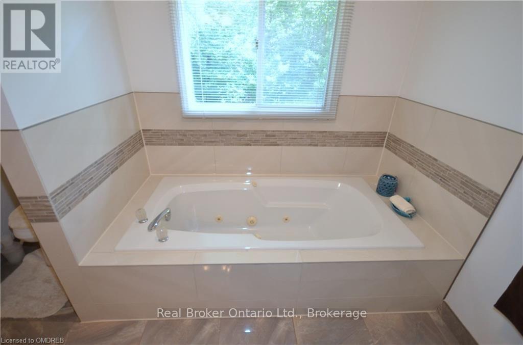 1609 Pilgrims Way, Oakville, Ontario  L6M 2H2 - Photo 19 - W13728164
